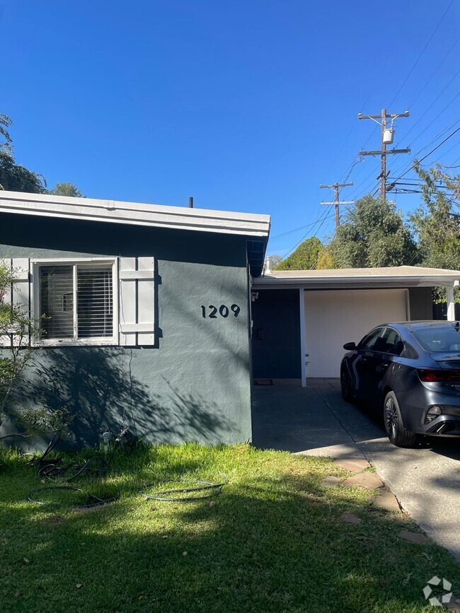 Building Photo - 3 Bedroom in Quiet Cul-de-sac