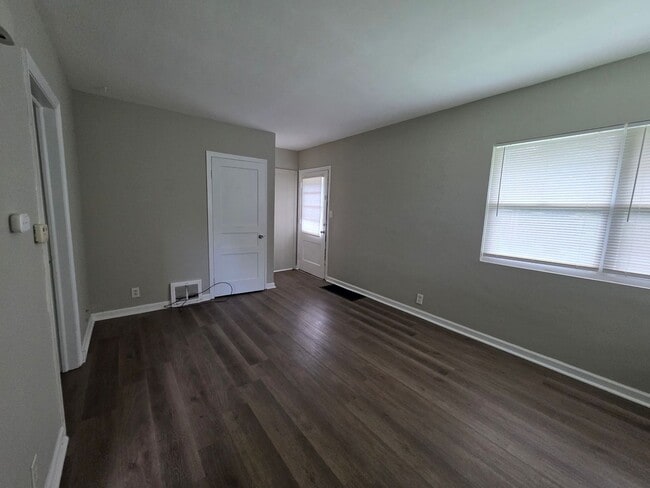 Building Photo - Spacious 1-Bedroom Duplex with Plenty of Kitchen Storage