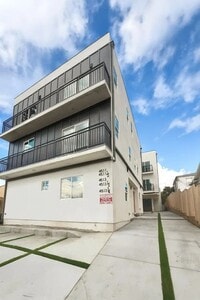 Building Photo - 4511 Rosewood Ave