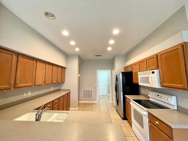 Building Photo - SOUTHEAST ORLANDO  - NICE UPGRADED HOUSE IN TIVOLI WOODS VILLAGE