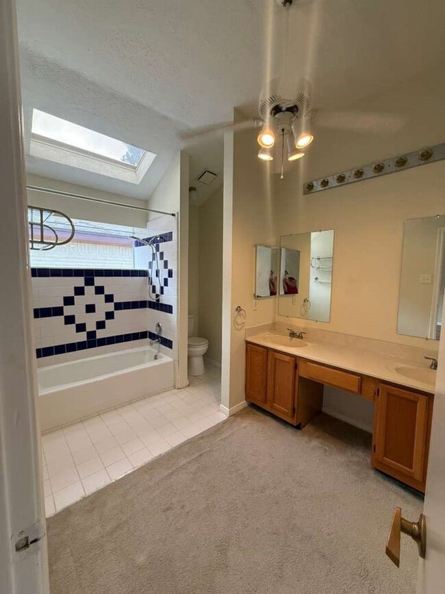 Building Photo - 10550 Walnut Glen Dr