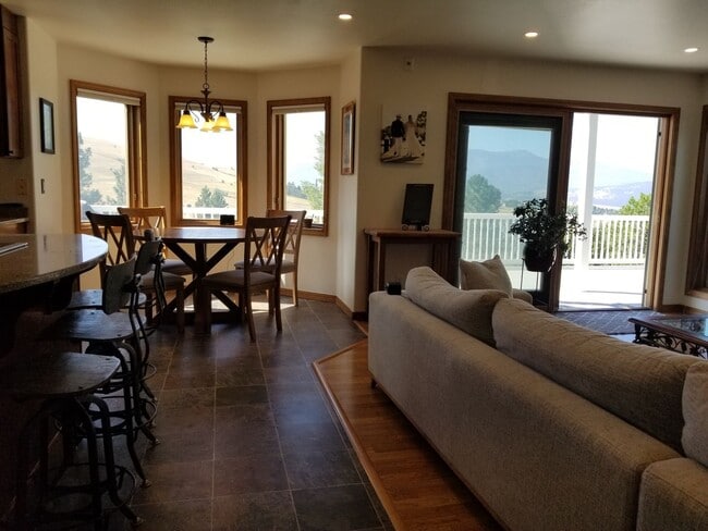 Building Photo - Welcoming 5 bed 3.5 bath South Hills Home