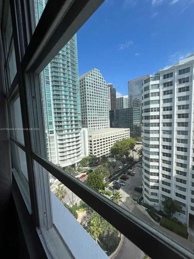 Building Photo - 999 Brickell Bay Dr