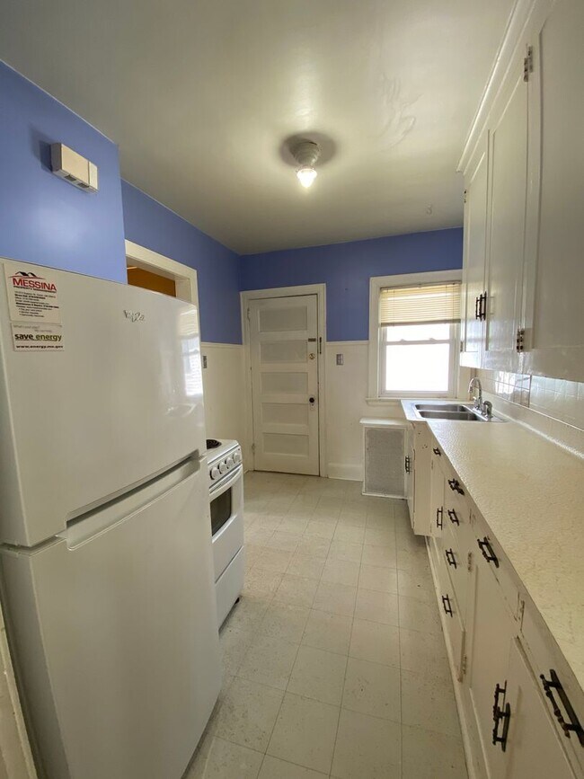 Building Photo - 908 E 4th St