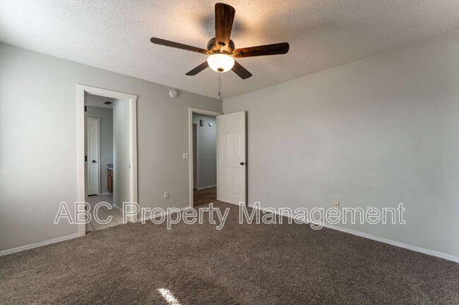 Building Photo - 5803 Samantha St