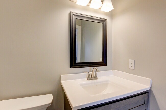 Building Photo - 127 Riverbend Dr