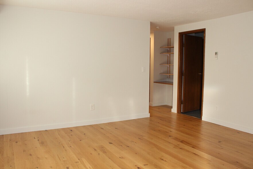 Building Photo - 9042 SW Monterey Pl