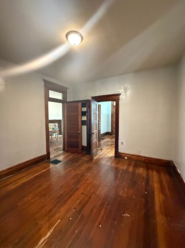 Building Photo - Large 7 bedroom, 2 bath home.