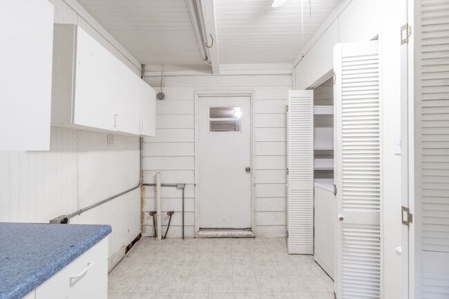 Building Photo - Cozy Comfort in a Great Location: Spacious...