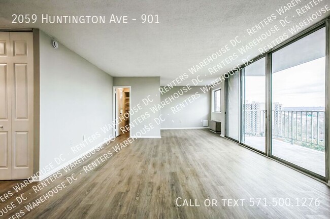 Building Photo - Stunning 9th-Floor Studio w/ Panoramic Cit...