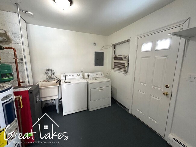 Building Photo - Charming 3 Bedroom 1 Bathroom now available for rent