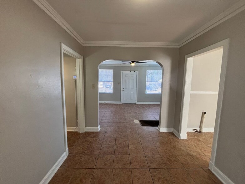 Building Photo - 3733 Vernon Ave