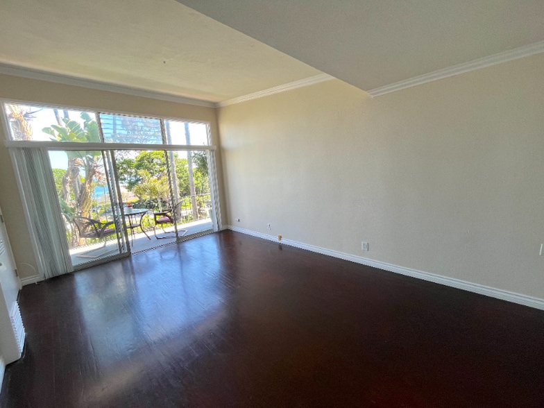 Building Photo - 250 Cliff Dr