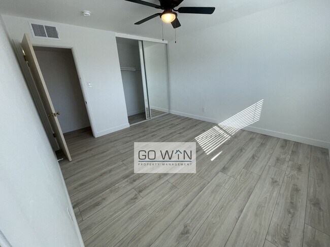 Building Photo - 4 Bed/ 2 Bath - House With Backyard!