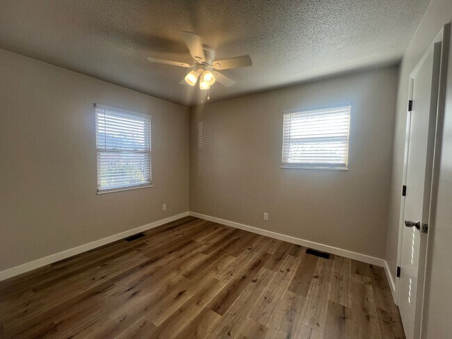 Building Photo - Newly Renovated 3 Bedroom, 2 Bathroom Home - 1200 sqft