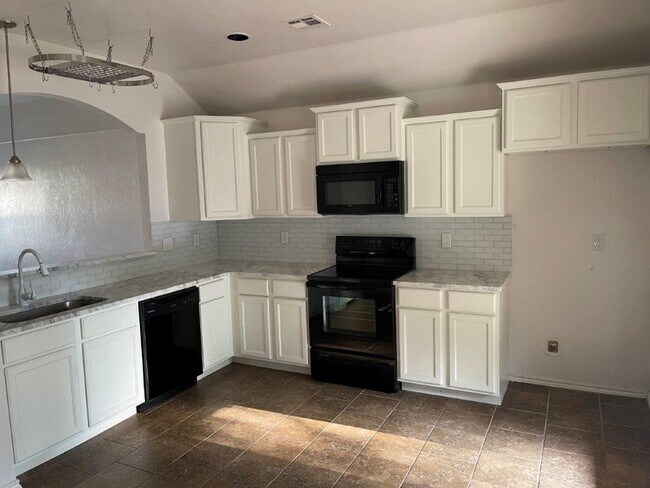 Building Photo - Newcastle Schools, great floor plan and neighborhood! New paint and carpet!