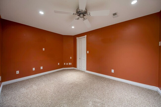 Building Photo - Spacious 4 Bed, 3 Bath Pet-Friendly Home w...