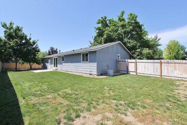 Building Photo - 3816 N Shamrock Ave