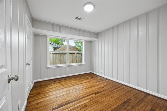 Building Photo - 6830 Cherrydale Dr