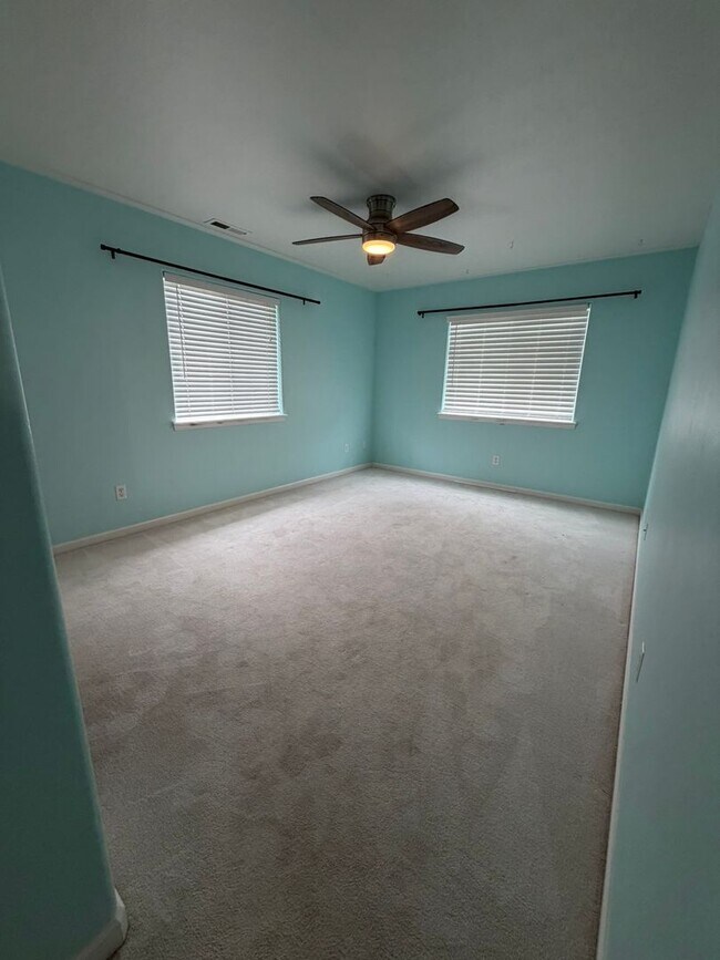 Building Photo - 5207 Villa Dr