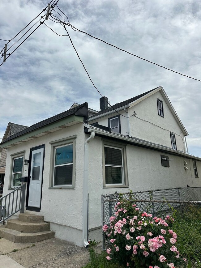 Building Photo - Newly renovated 3 Bed, 1 Bath in Marcus Hook