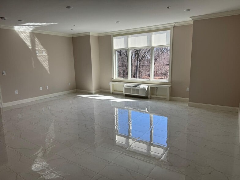 Building Photo - 580 North Ave