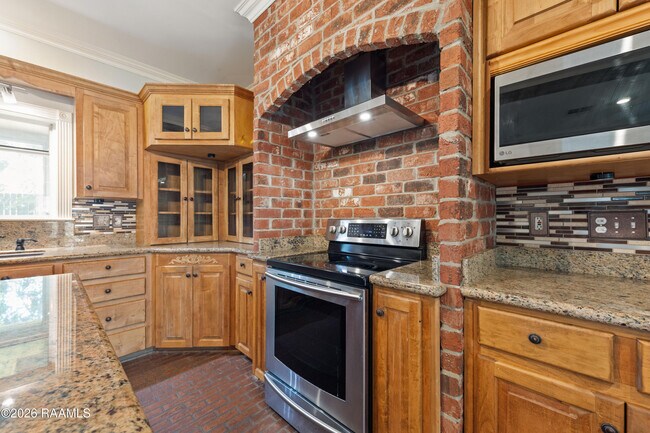 Building Photo - 300 Oak Hollow Dr
