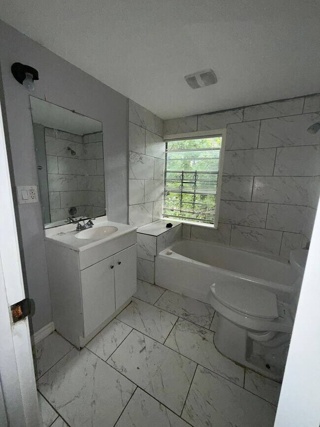 Building Photo - 3012 Live Oak St