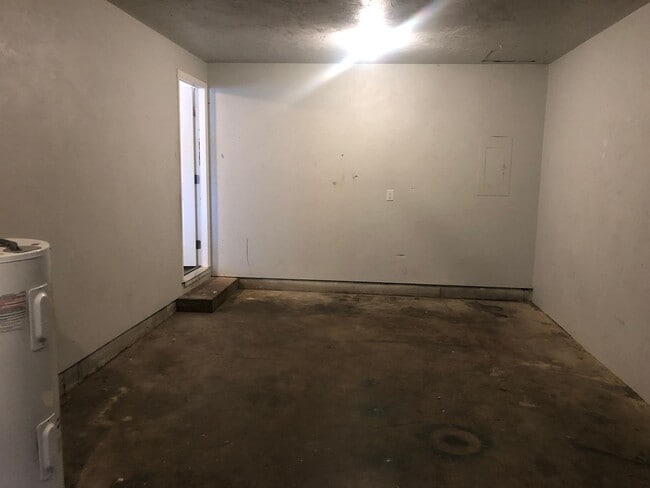 Building Photo - Freshly updated 2 bedroom 1 bathroom duplex with garage!