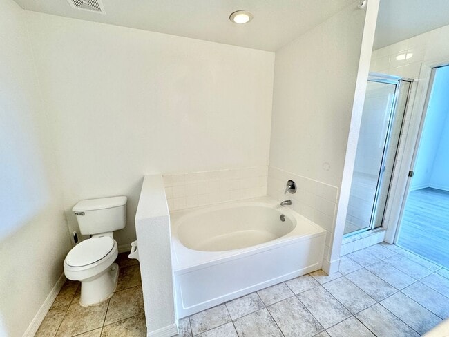 Building Photo - ** FAIRWAY PRESERVE ** 2 BED / 2 BATH CONDO - PET OK! - NORTH NAPLES - ANNUAL RENTAL