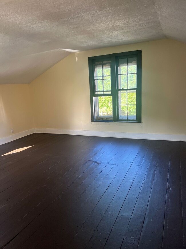 Building Photo - 3 bedroom house