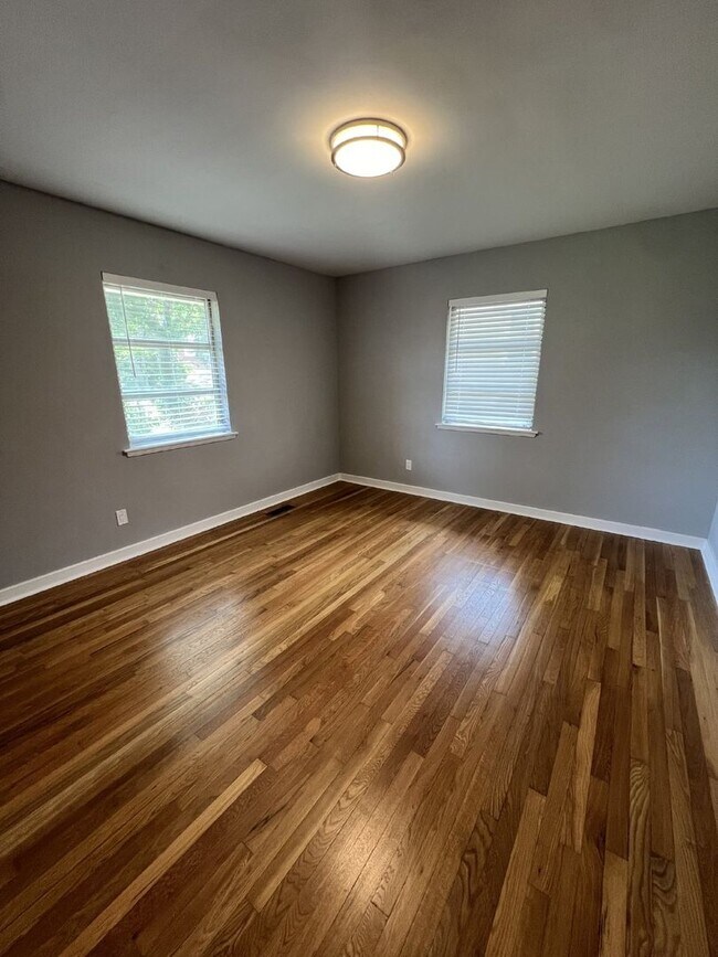 Building Photo - Charming 3-Bed, 2-Bath Spacious Home in Ch...