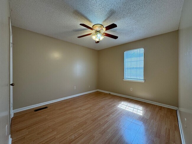 Building Photo - 1620 Hickory Pl