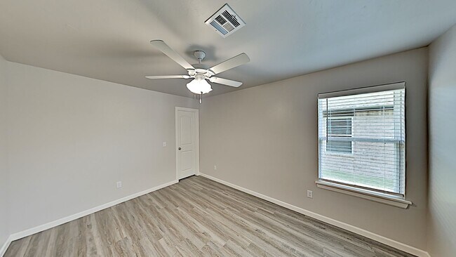 Building Photo - 2 Bedroom 2 Bath 2 Car Garage Duplex with ...