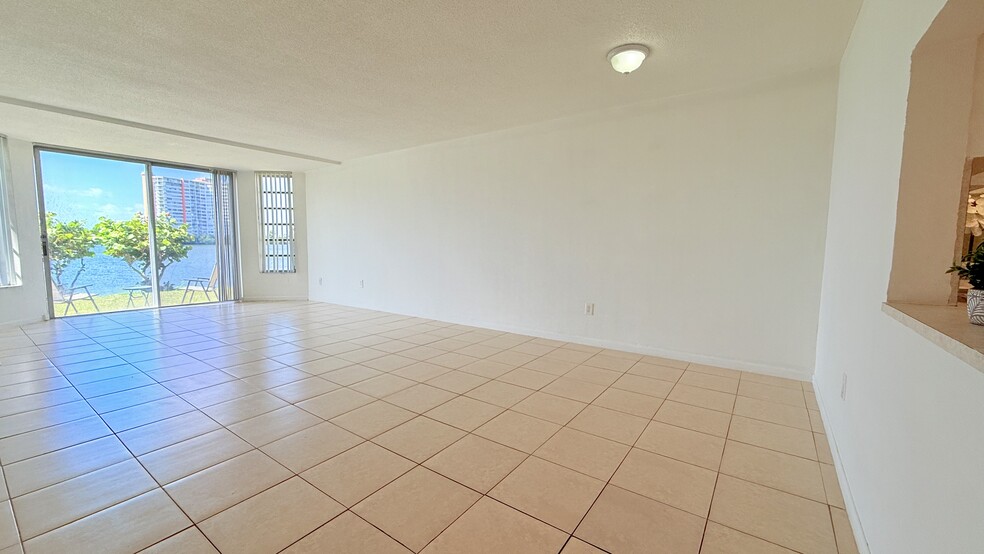 Building Photo - 1302 NE 191st St