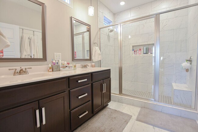 Building Photo - Pet Friendly Four Bedroom!