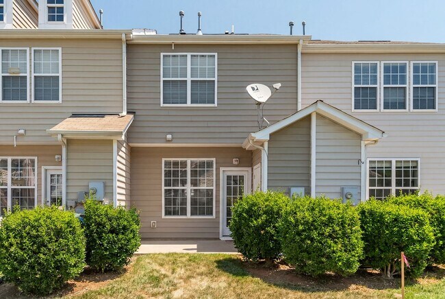 Building Photo - Excellent 2 BR Townhome close to Downtown Raleigh.  Available now!