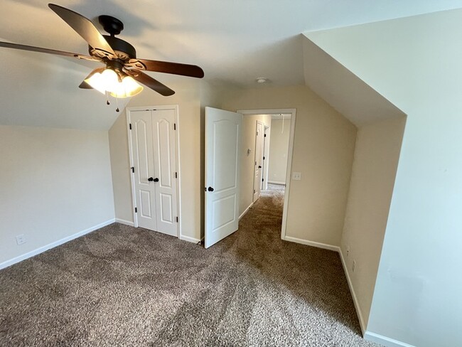 Building Photo - White House townhome- lawn care included, ...