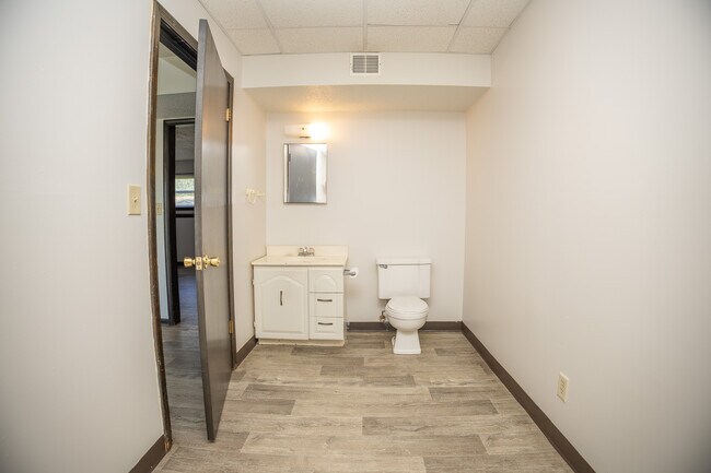 Building Photo - 493-495 Perrey Dr