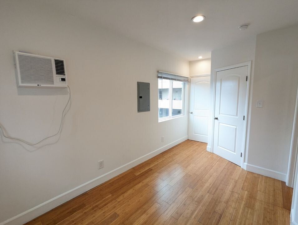 Building Photo - 1010 Wilton Pl