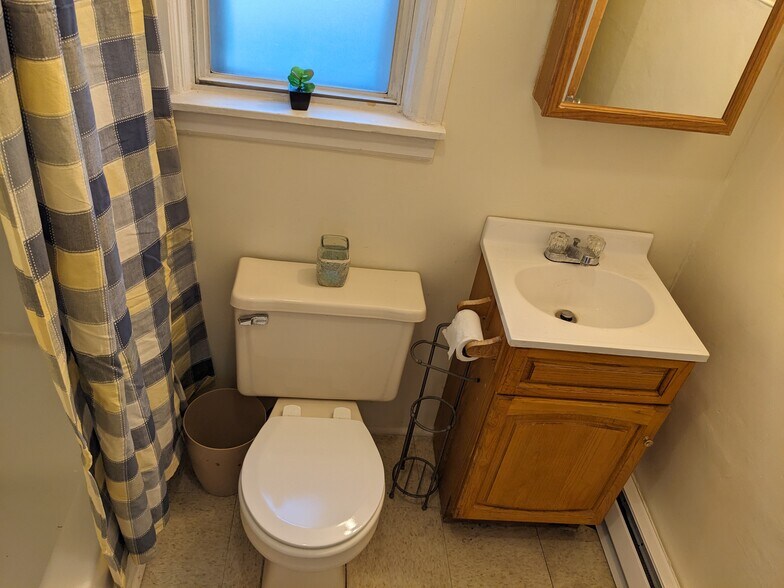 Building Photo - 905 W 9th St