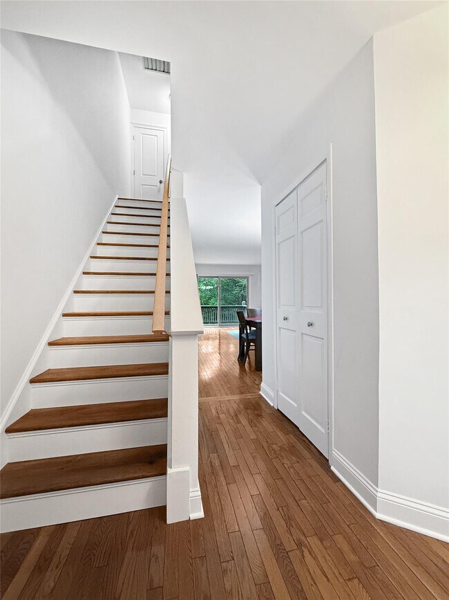 Building Photo - 1806 Village Dr