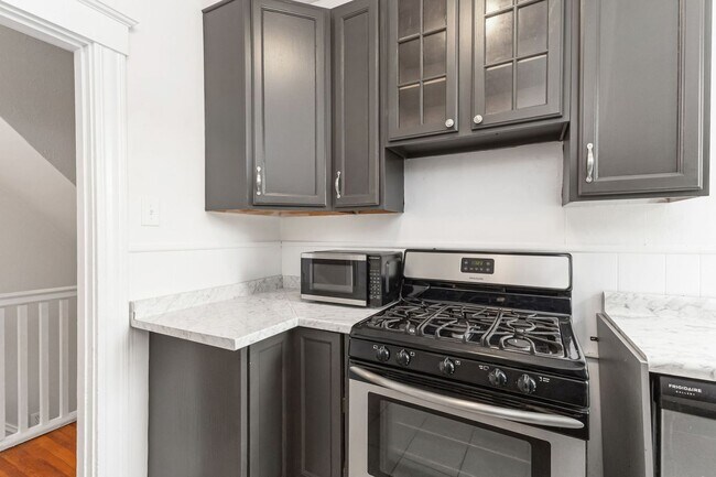 Building Photo - 2607 Robertson Ave