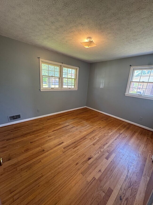 Building Photo - 400 7th Ave NE