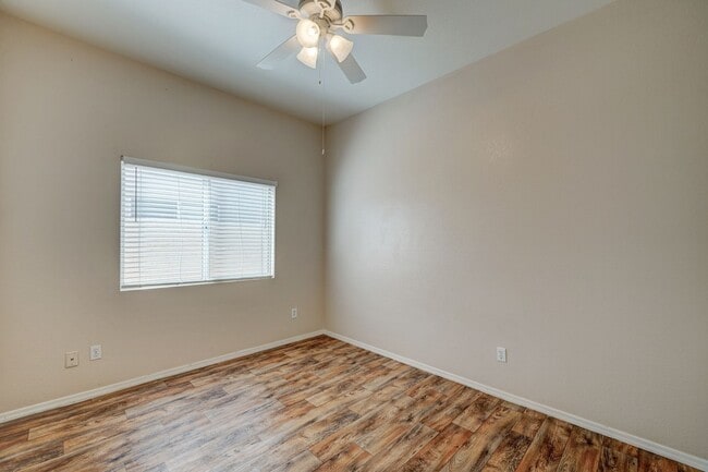 Building Photo - AVAILABLE NOW!!!!!