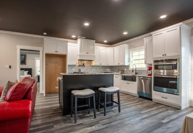 Building Photo - 823 Meridian Rd