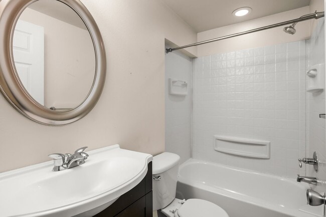 Building Photo - Delightful 4 Bed/2.5 Bath Craftsman home in the Rose City Park Neighbood