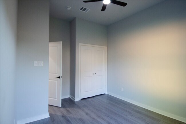 Building Photo - 2830 Mansfield St