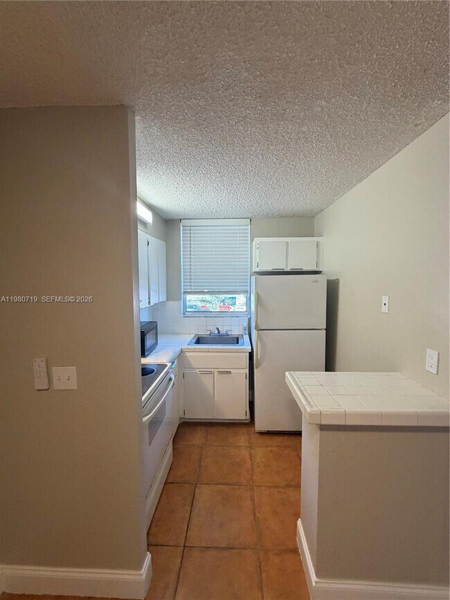 Building Photo - 1801 S Treasure Dr