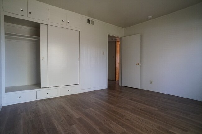 Building Photo - Single-story, spacious 2 bed condo, 1 bath...